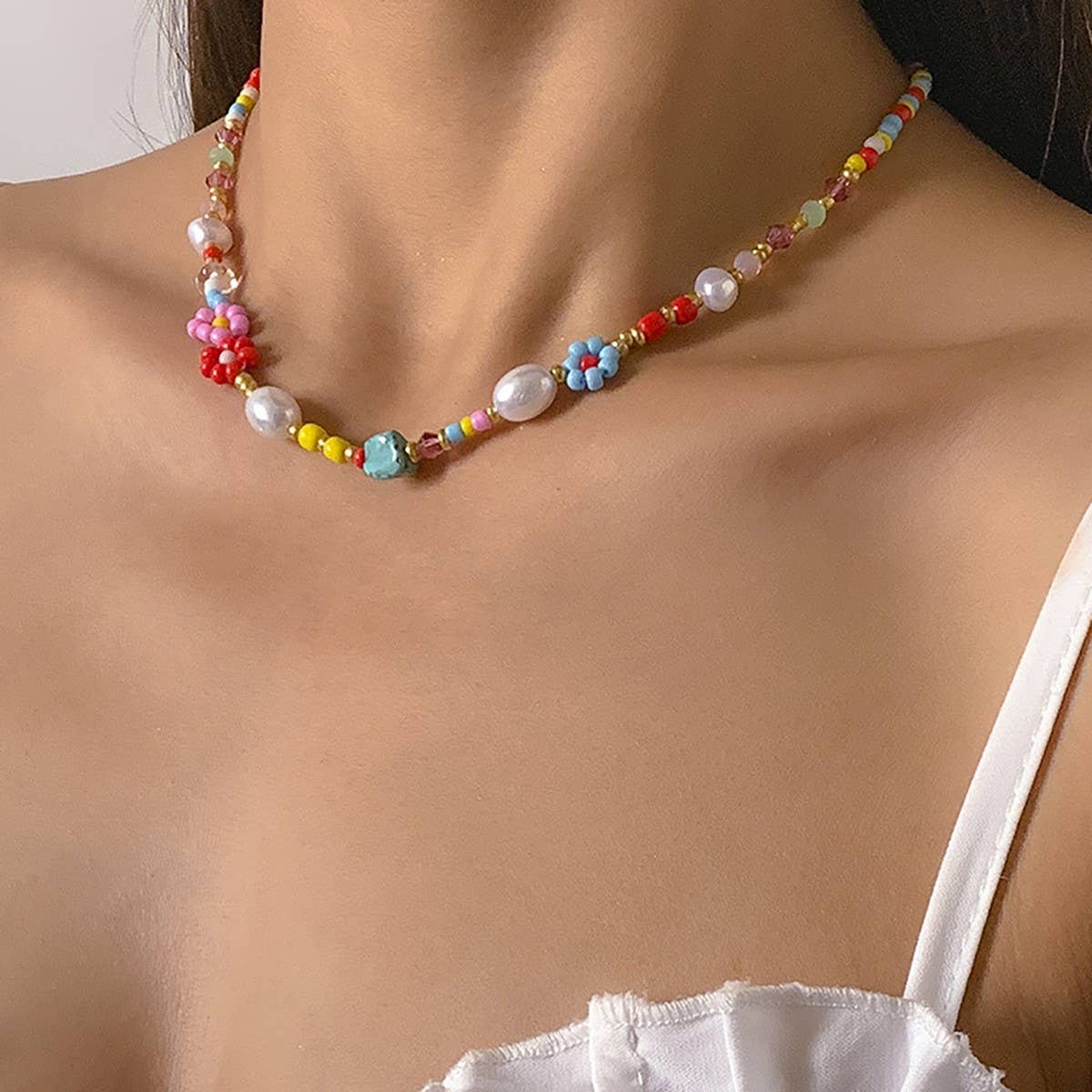 JOSSLYN de wall to wall - Collar de margaritas y perlas con flores multicolores